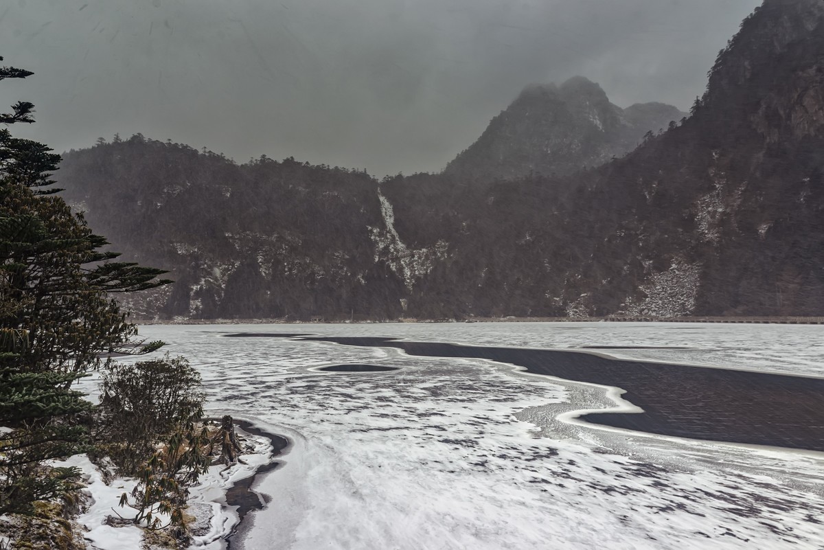 雨雪螺髻山，冰封大海子
