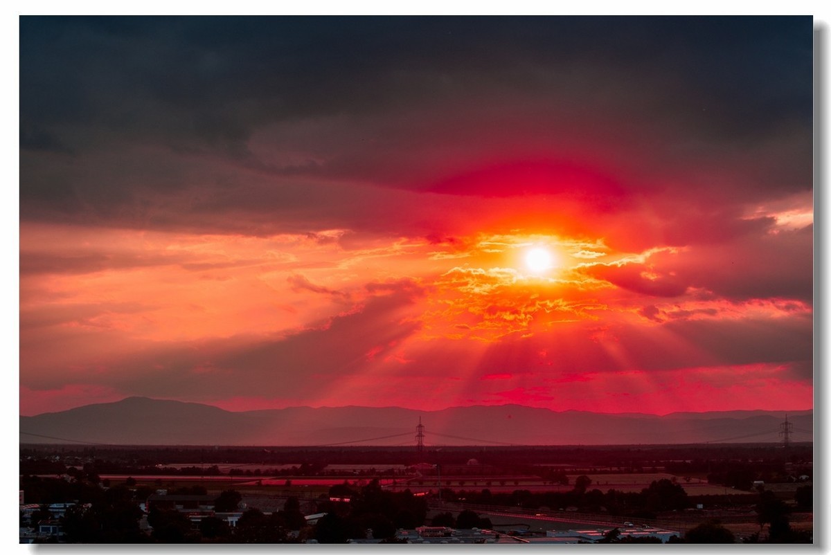 青山依旧，夕阳几度
