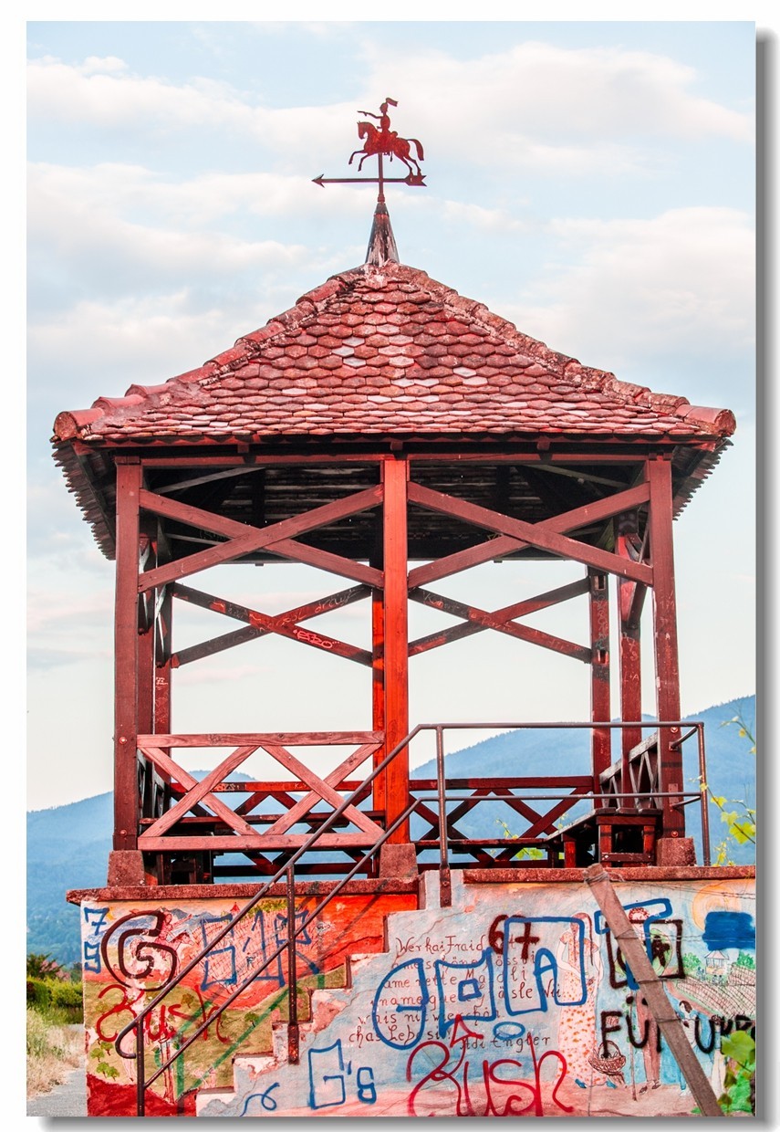 青山依旧，夕阳几度