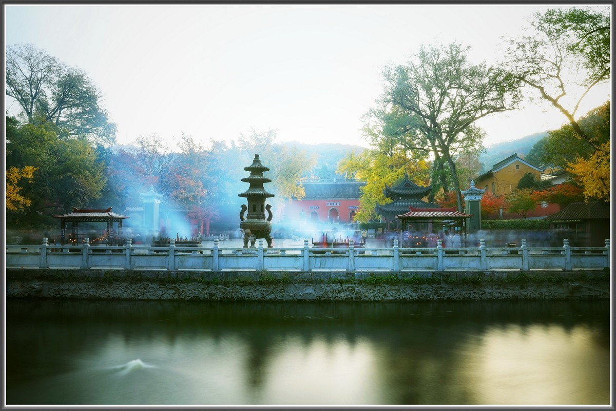 山寺红霞倚云栖