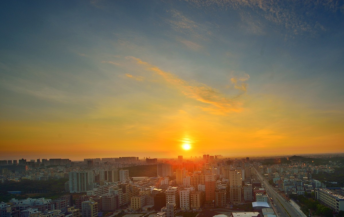 一组楼顶晨光照