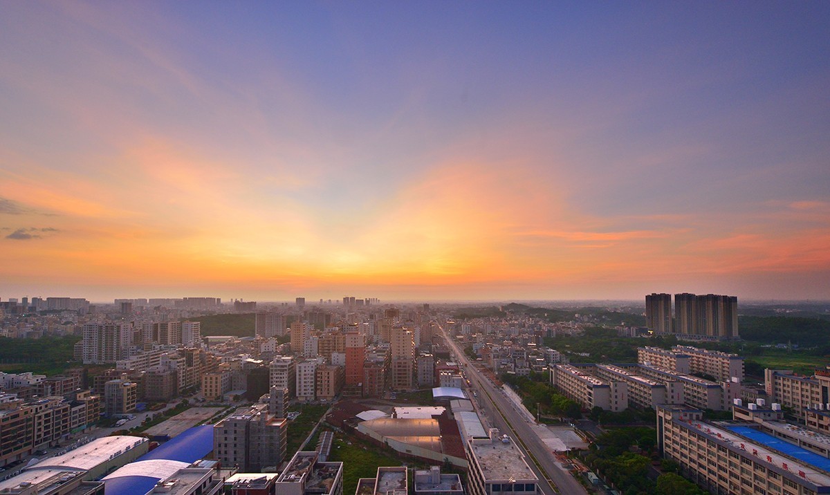 一组楼顶晨光照