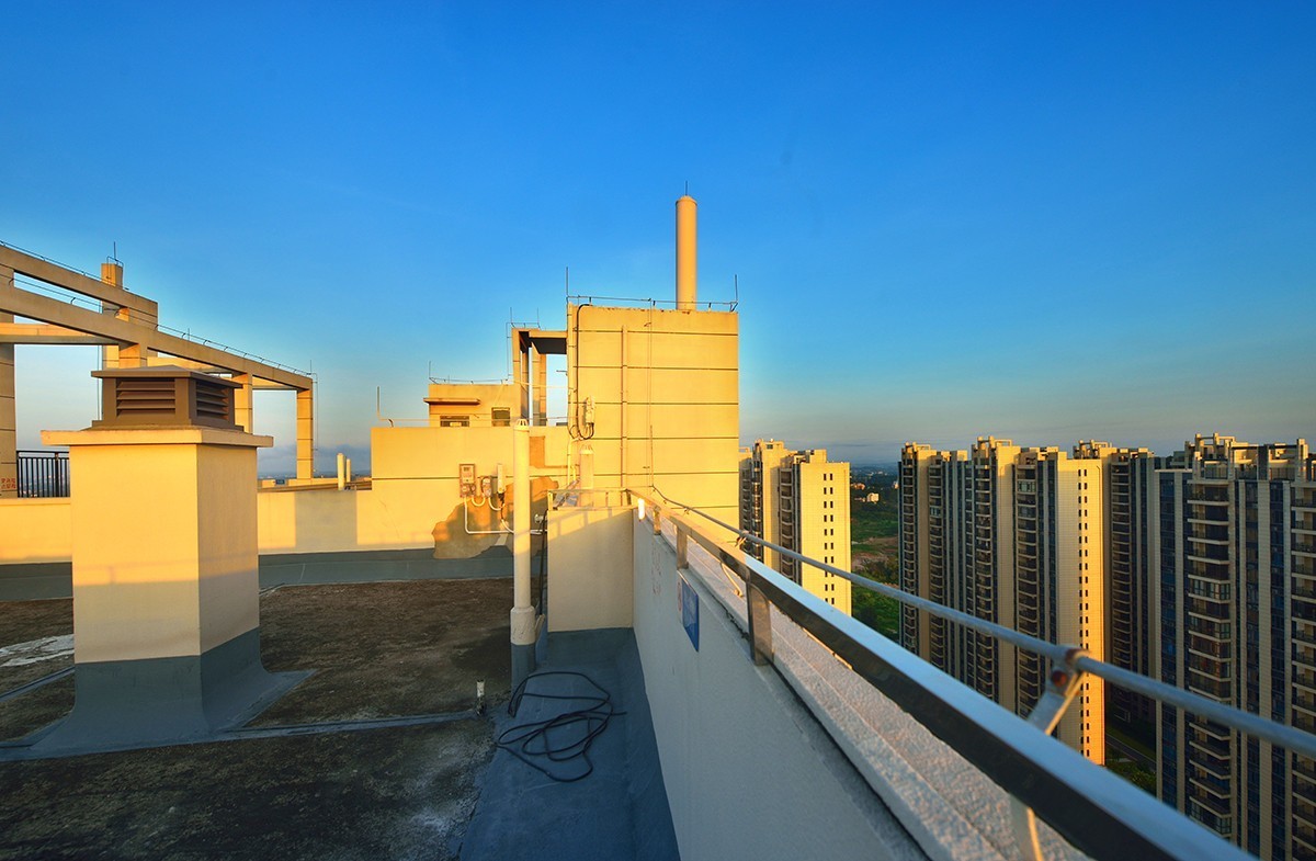 一组楼顶晨光照