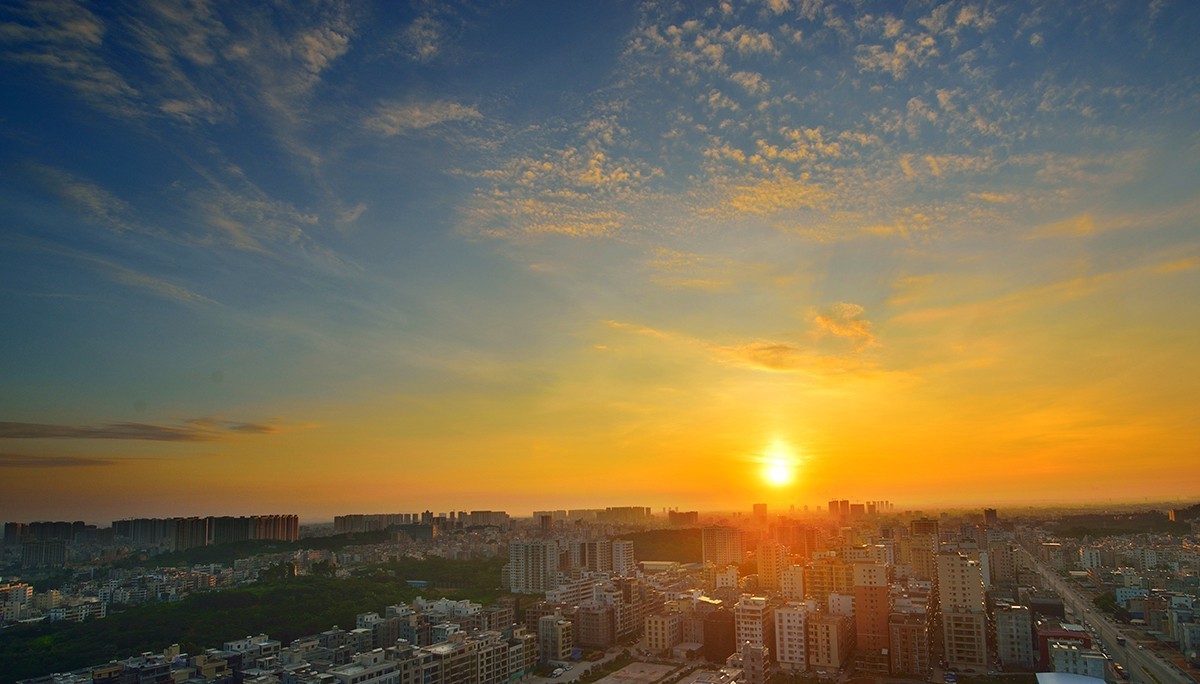 一组楼顶晨光照