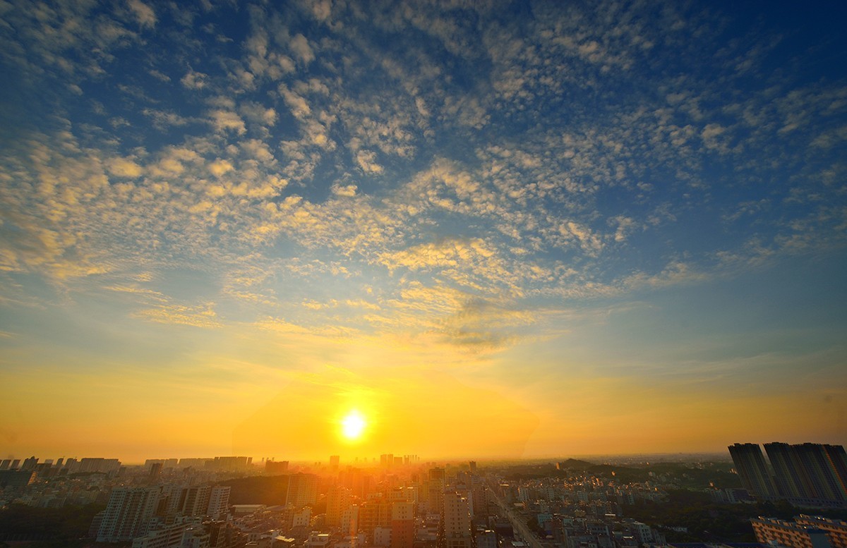 一组楼顶晨光照