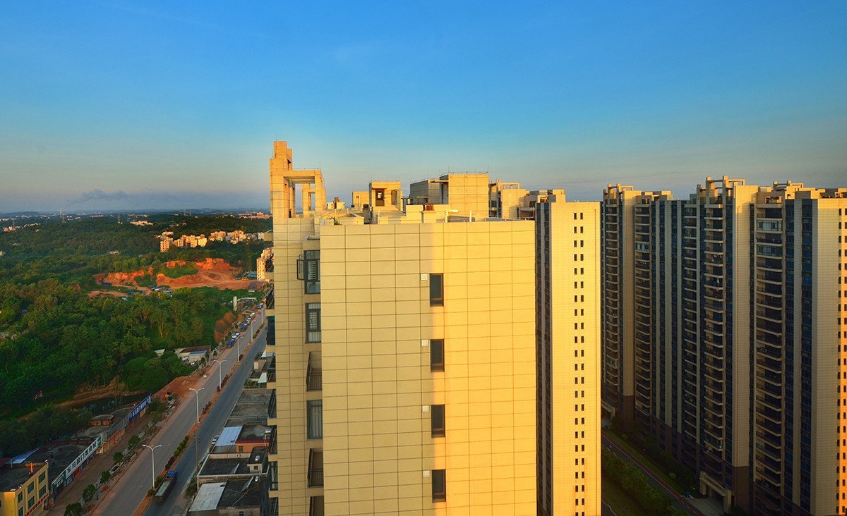 一组楼顶晨光照