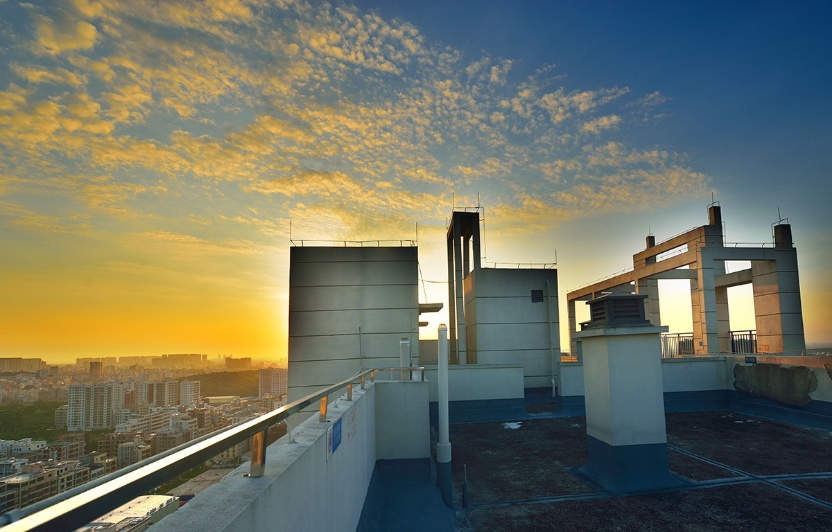 一组楼顶晨光照