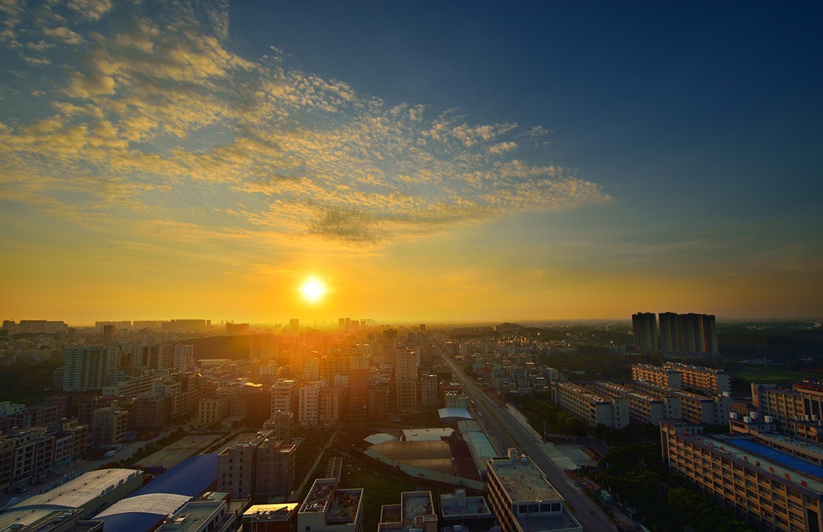 一组楼顶晨光照