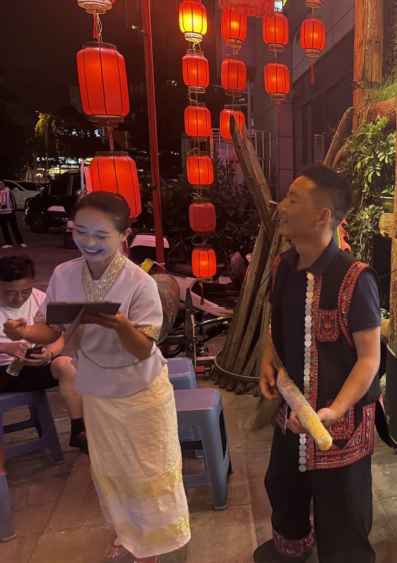 餐厅门前白族舞--昆明
