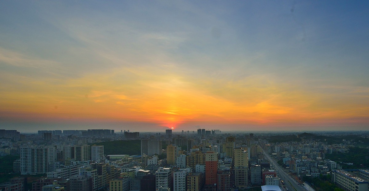 一组楼顶晨光照