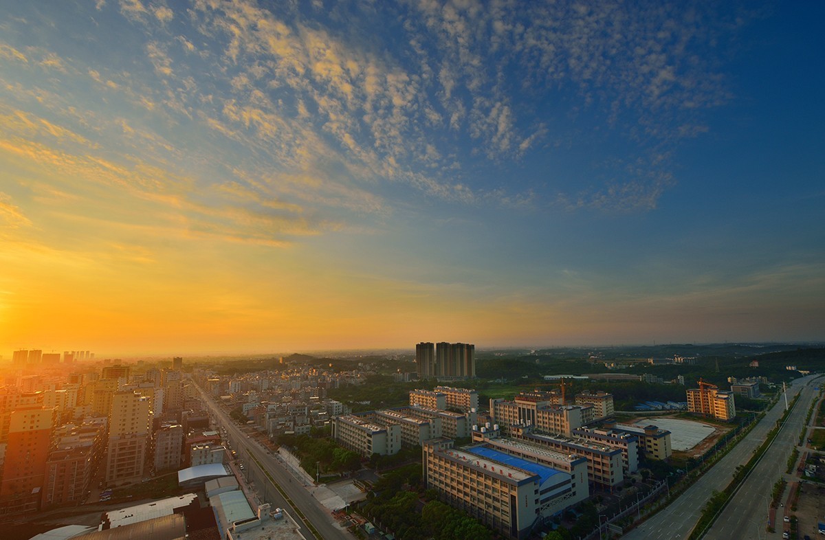 一组楼顶晨光照