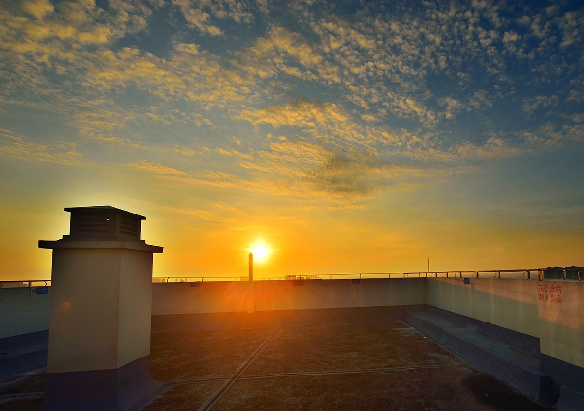 一组楼顶晨光照