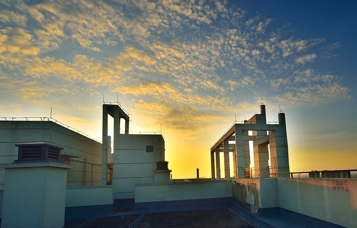 一组楼顶晨光照