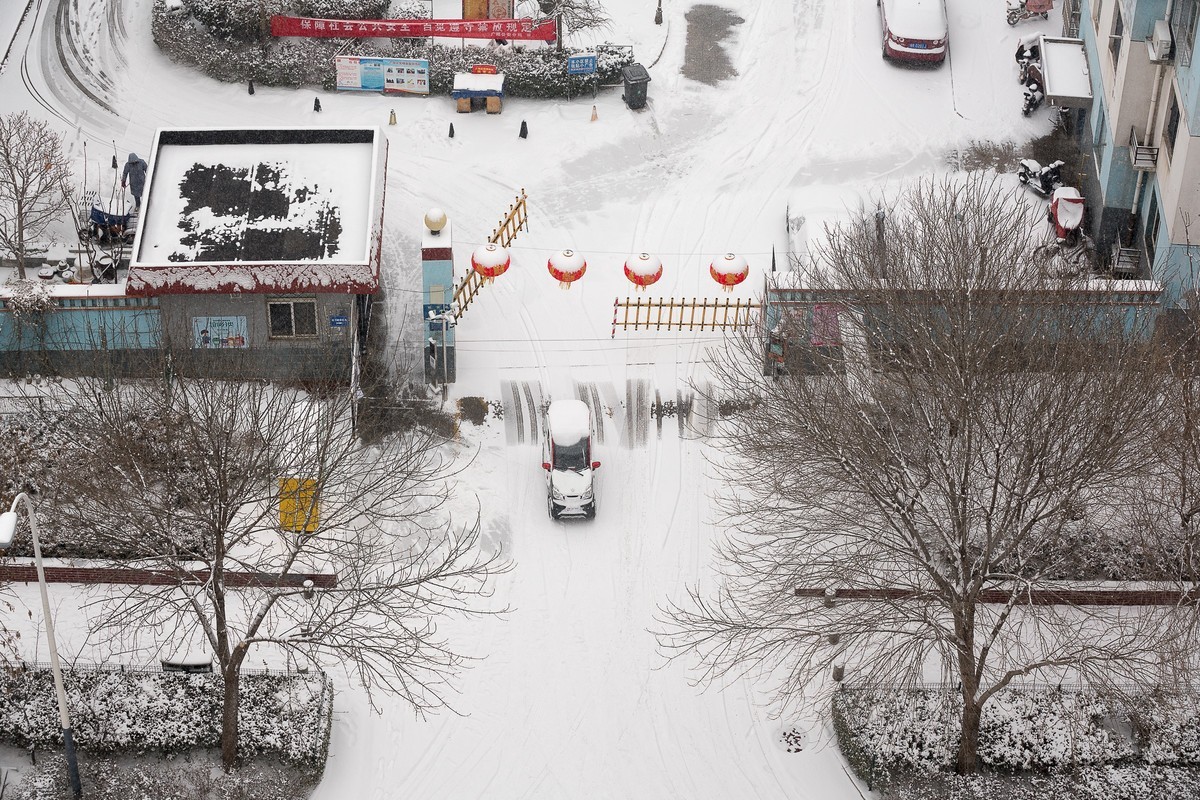 高层俯拍窗外雪景（3）雪中出行