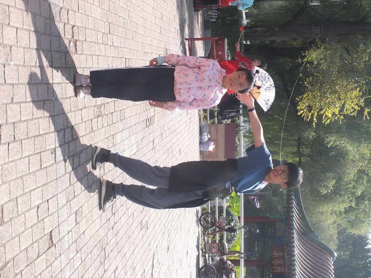 阳光明媚，业余选手用HS22拍点孩子玩耍的照片