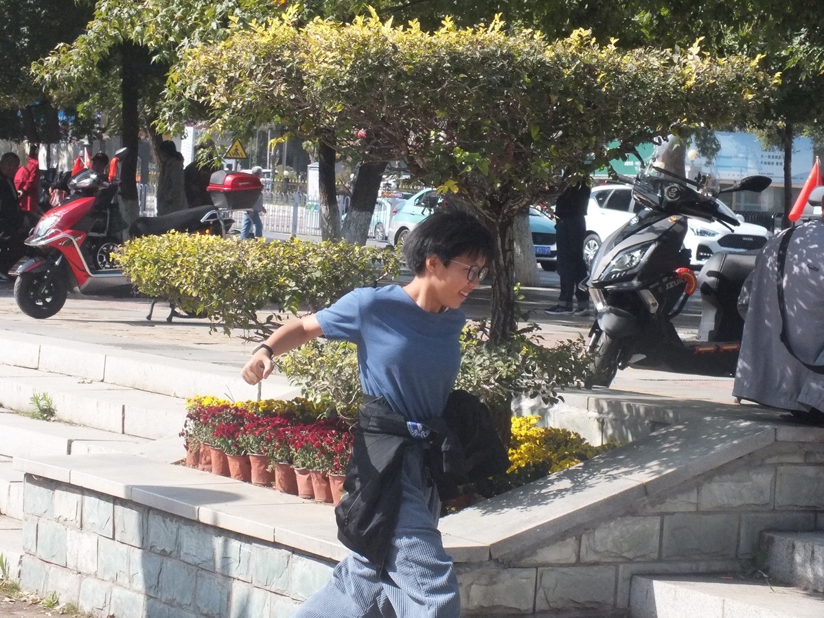 阳光明媚，业余选手用HS22拍点孩子玩耍的照片