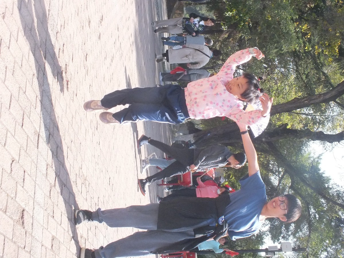 阳光明媚，业余选手用HS22拍点孩子玩耍的照片