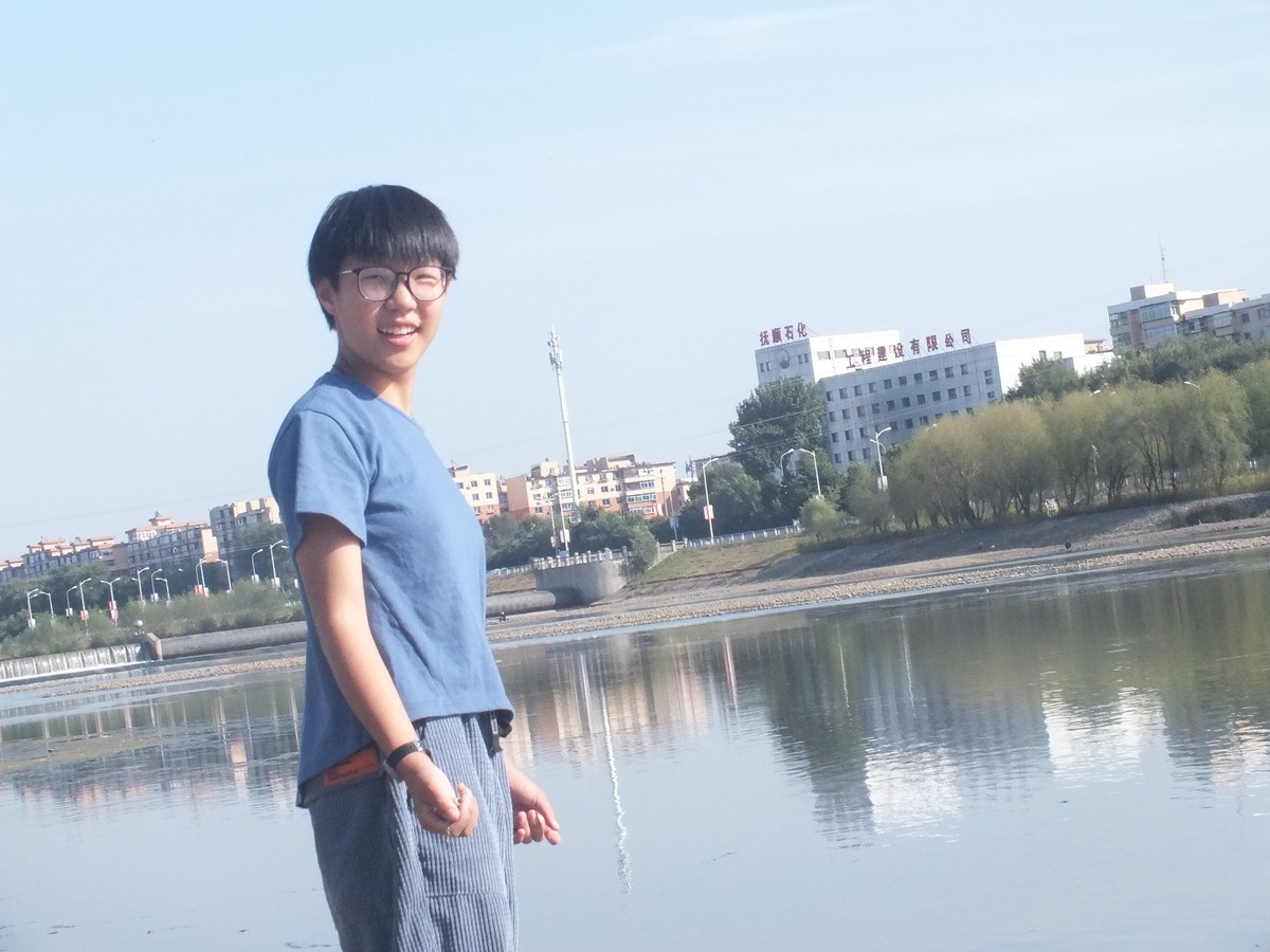 阳光明媚，业余选手用HS22拍点孩子玩耍的照片