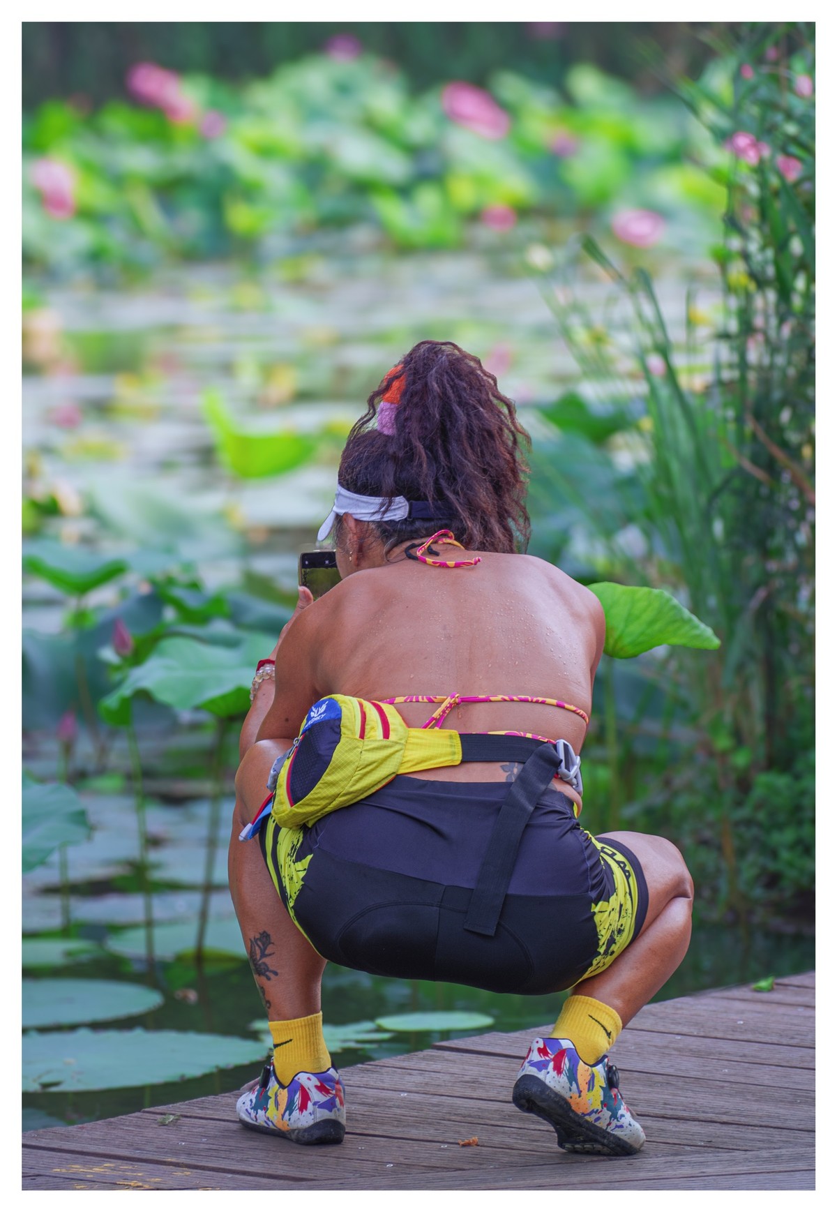 荷花池旁抓拍健身自嗨妹子