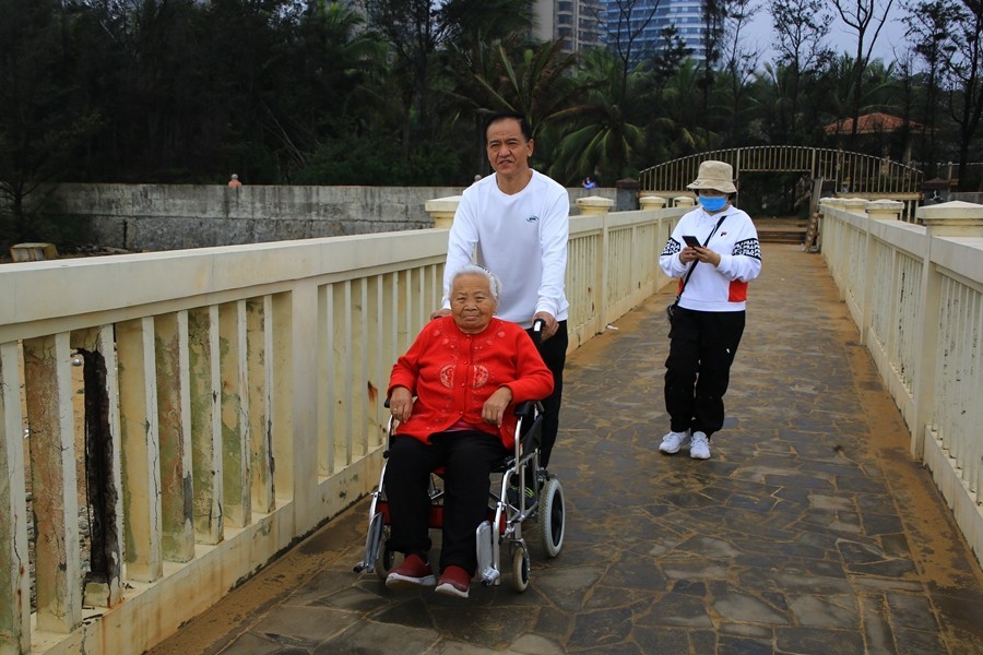 08《不老松：忆海南游记》海南临髙解放公园海中棧桥！