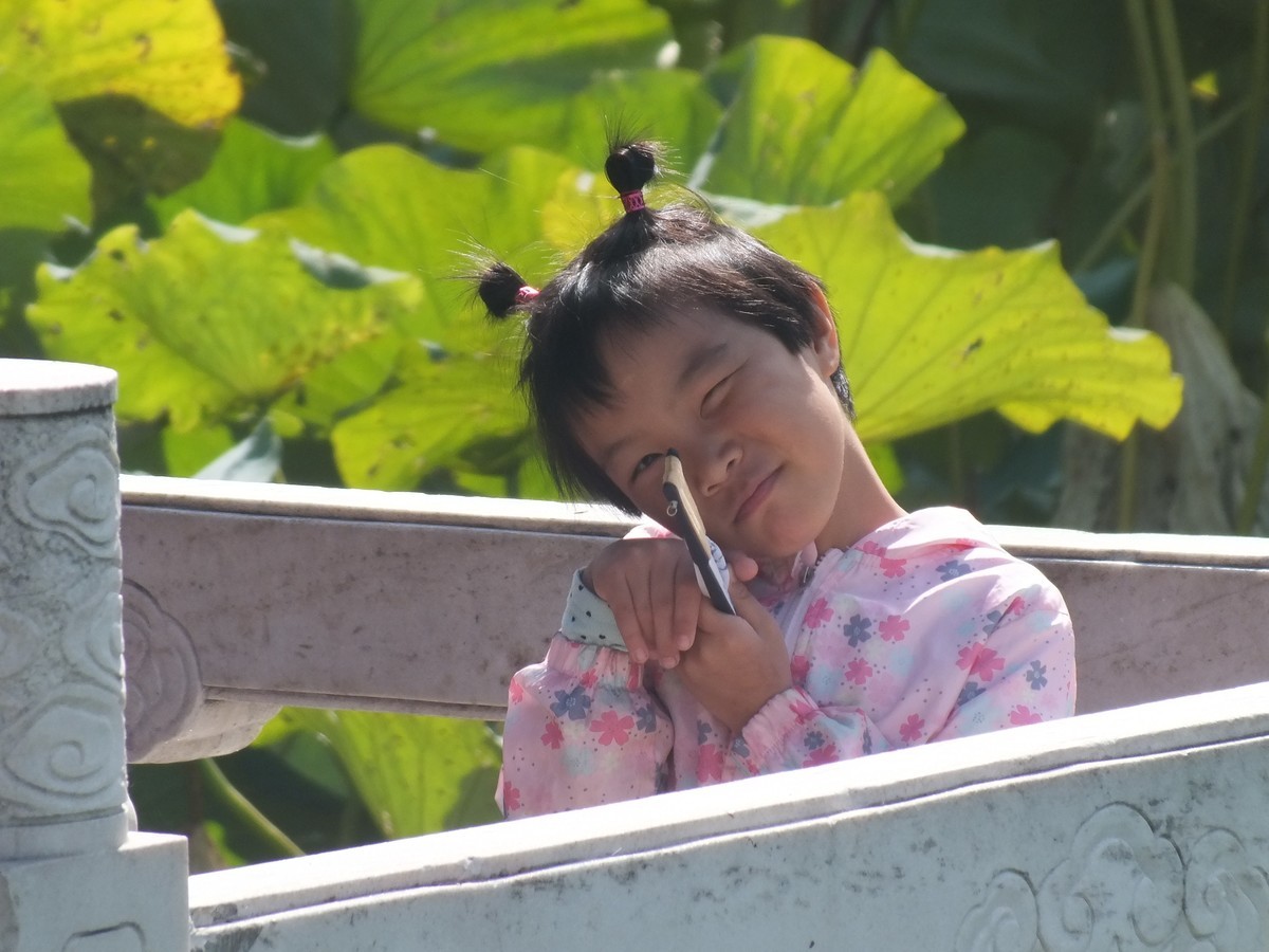 阳光明媚，业余选手用HS22拍点孩子玩耍的照片