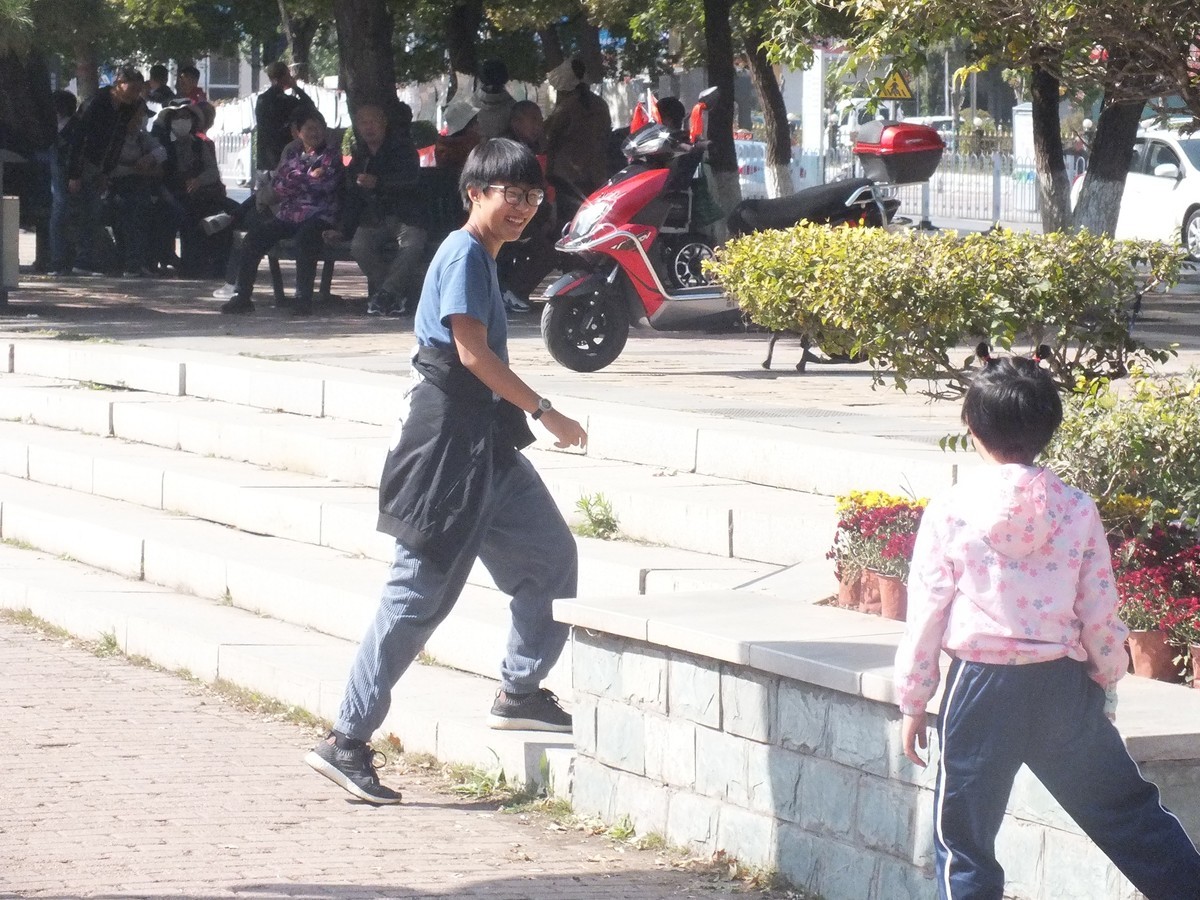 阳光明媚，业余选手用HS22拍点孩子玩耍的照片