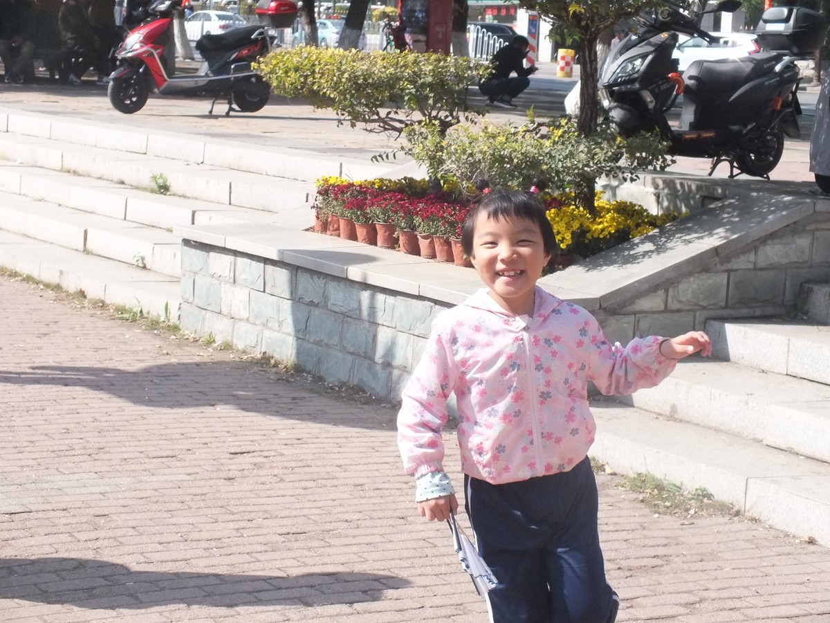 阳光明媚，业余选手用HS22拍点孩子玩耍的照片