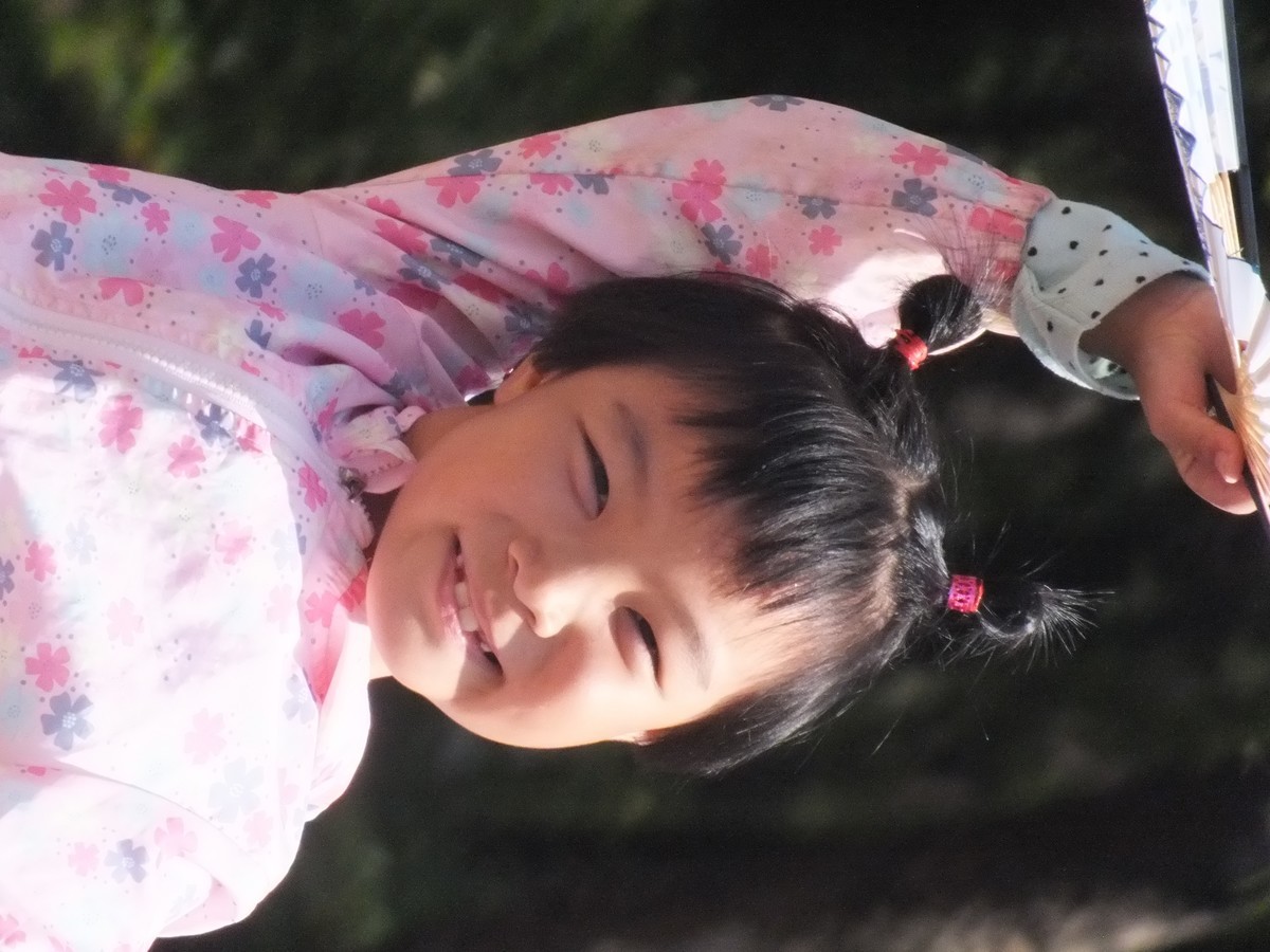 阳光明媚，业余选手用HS22拍点孩子玩耍的照片