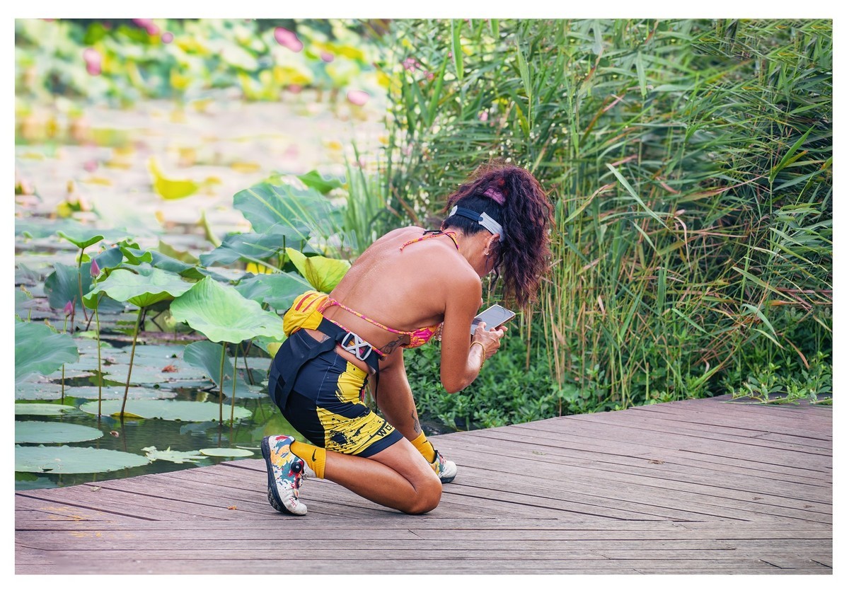 荷花池旁抓拍健身自嗨妹子