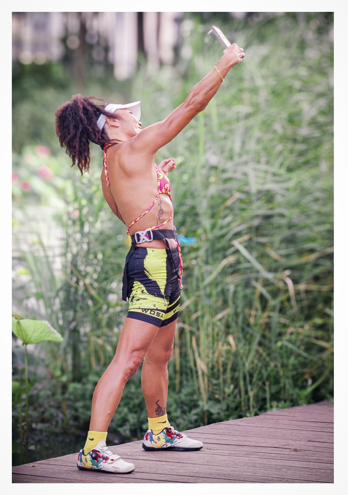 荷花池旁抓拍健身自嗨妹子