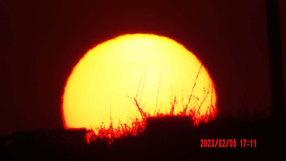 正月十五的落日和满月