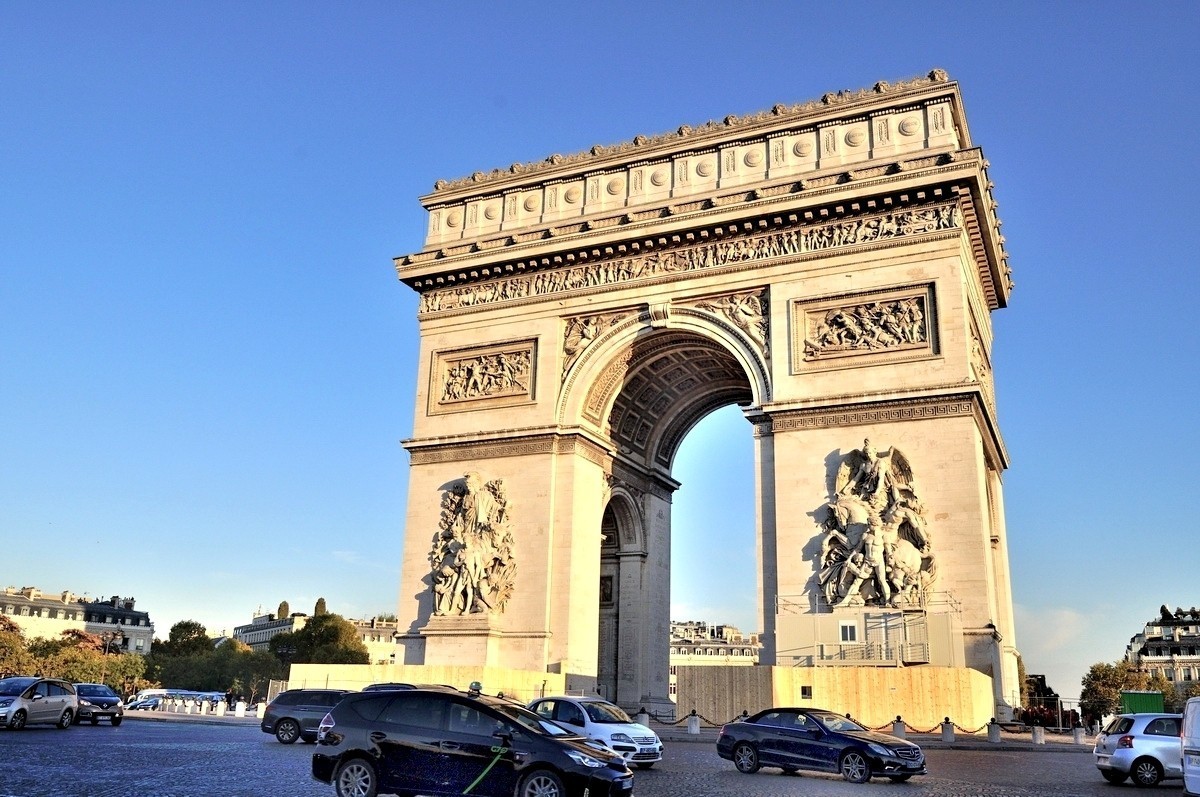 夕阳下的凯旋门