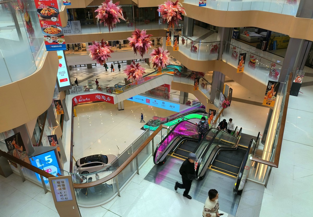 天气热，逛商场。