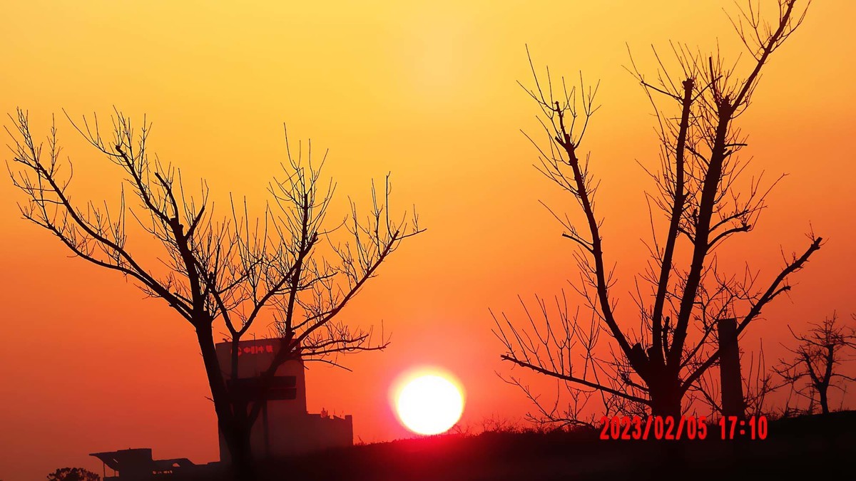 正月十五的落日和满月