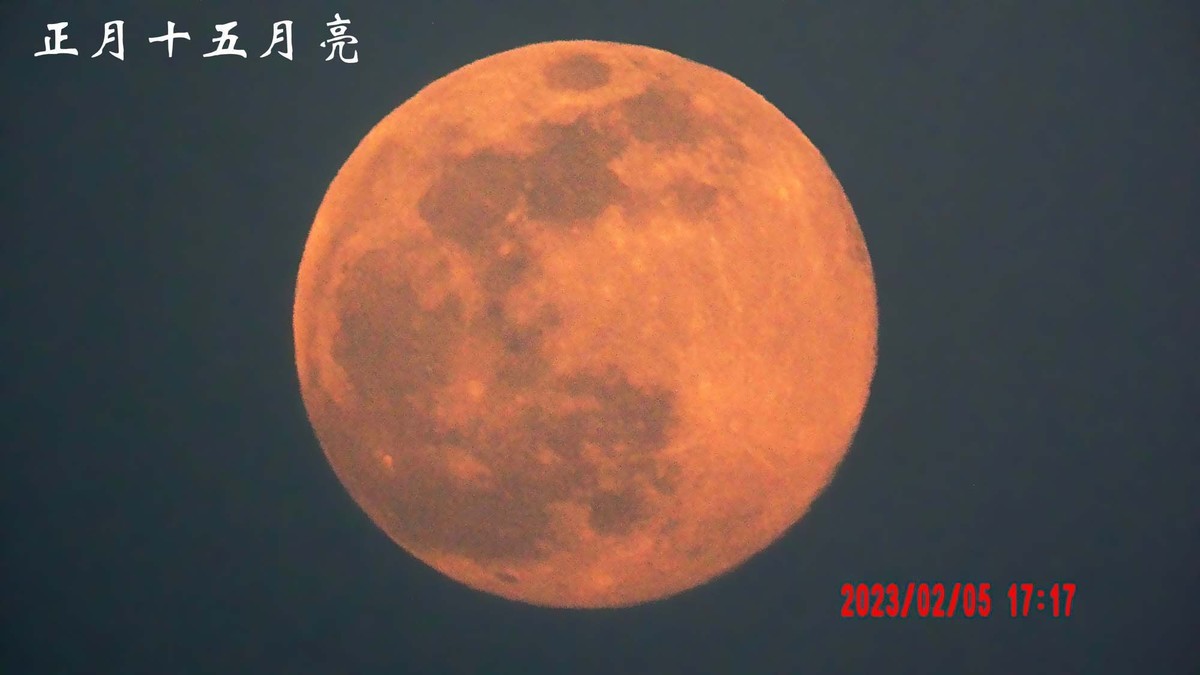 正月十五的落日和满月