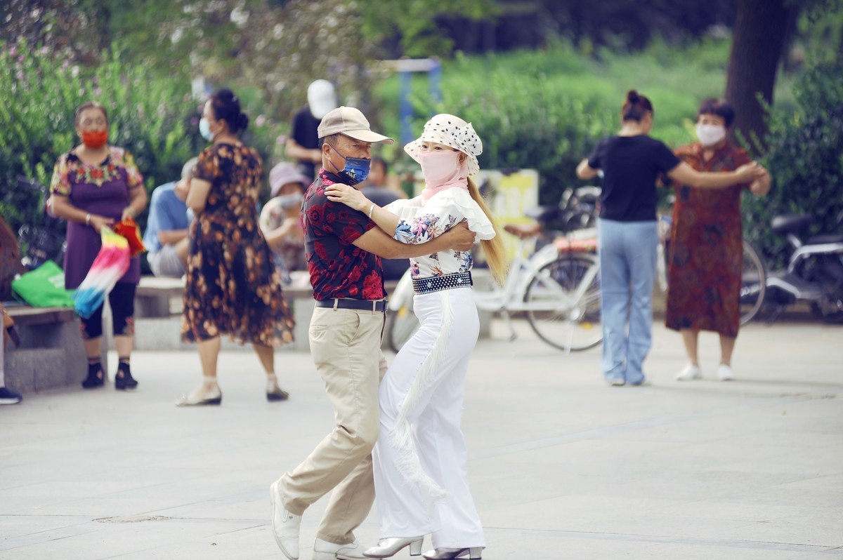 抓拍公园舞者阿姨