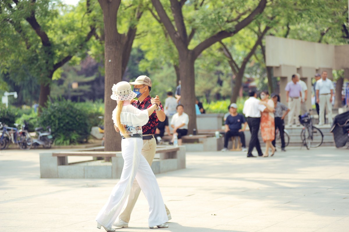 抓拍公园舞者阿姨