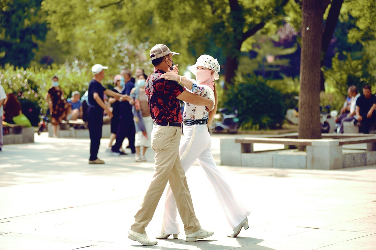 抓拍公园舞者阿姨