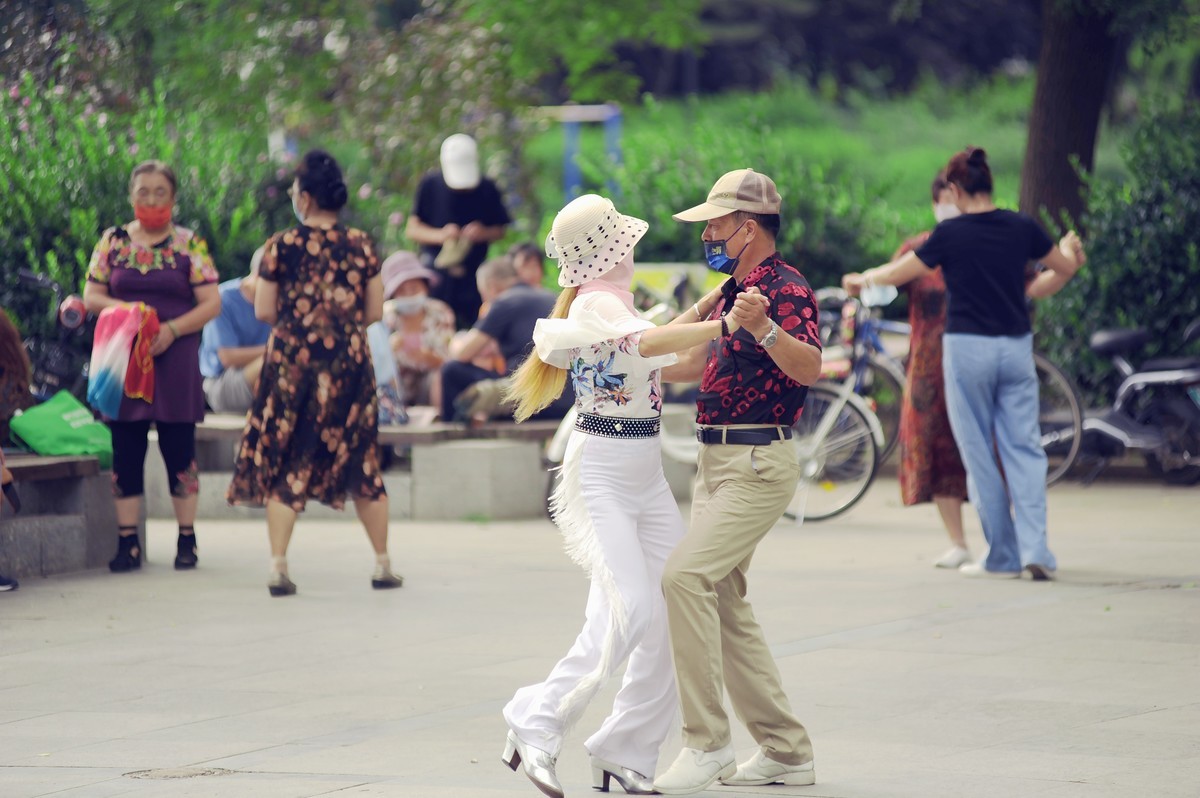 抓拍公园舞者阿姨