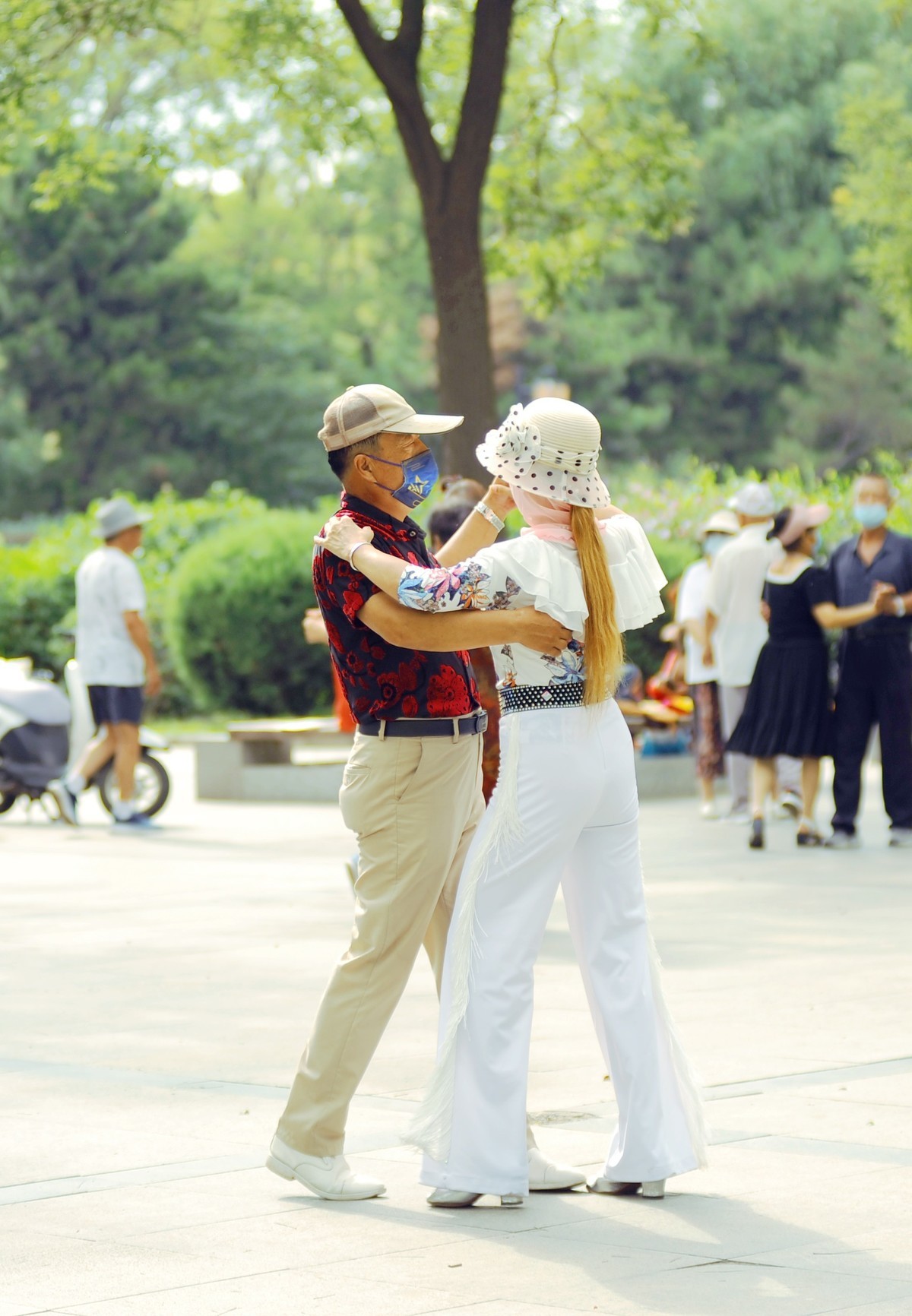 抓拍公园舞者阿姨