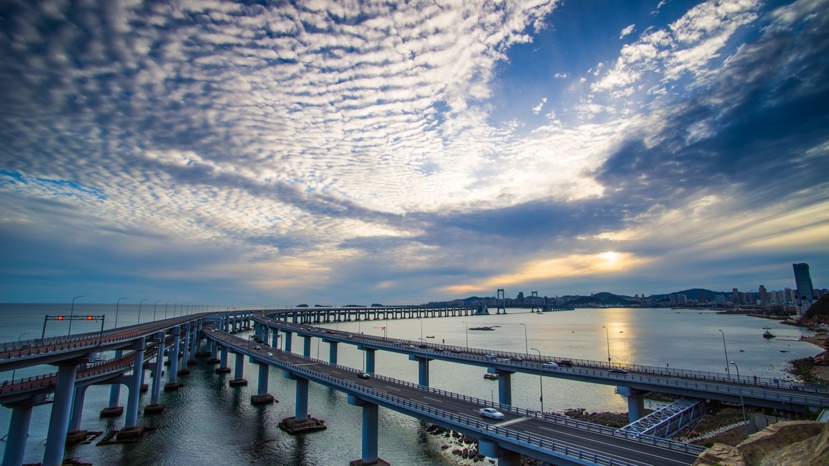 家乡的那片海------星海湾桥头的鱼鳞云