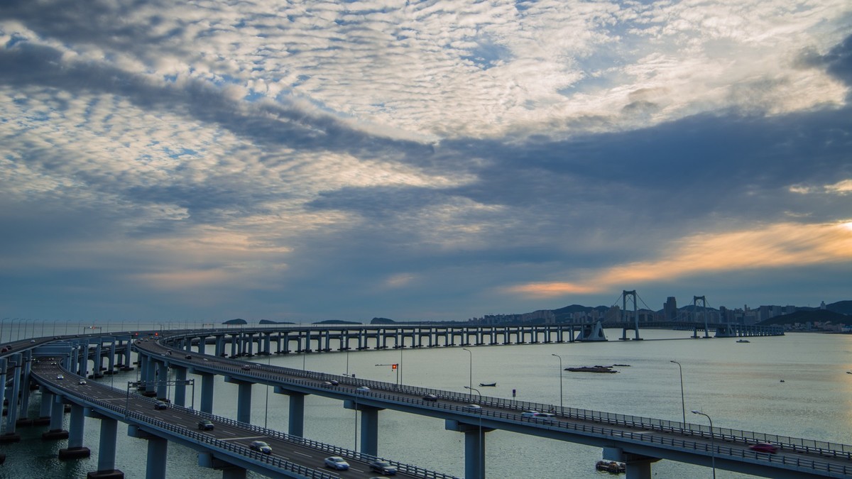 家乡的那片海------星海湾桥头的鱼鳞云