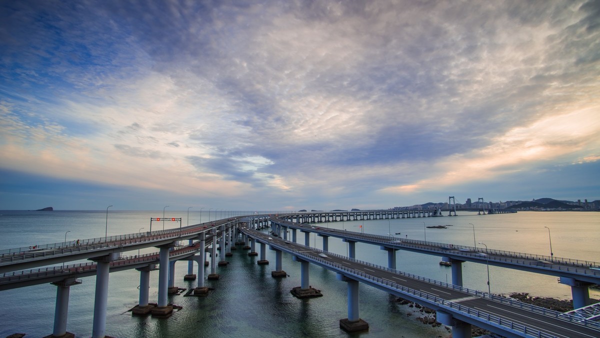 家乡的那片海------星海湾桥头的鱼鳞云