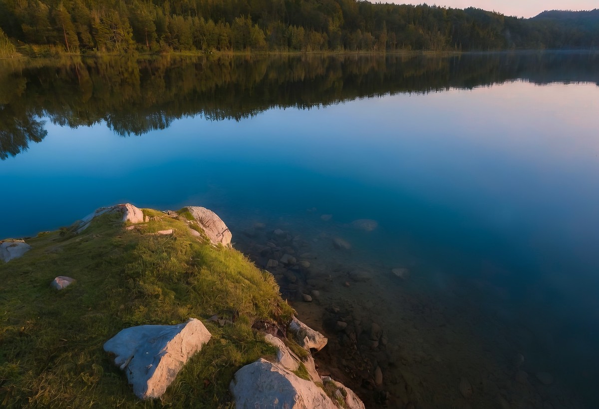 太阳与山影的湖面之舞