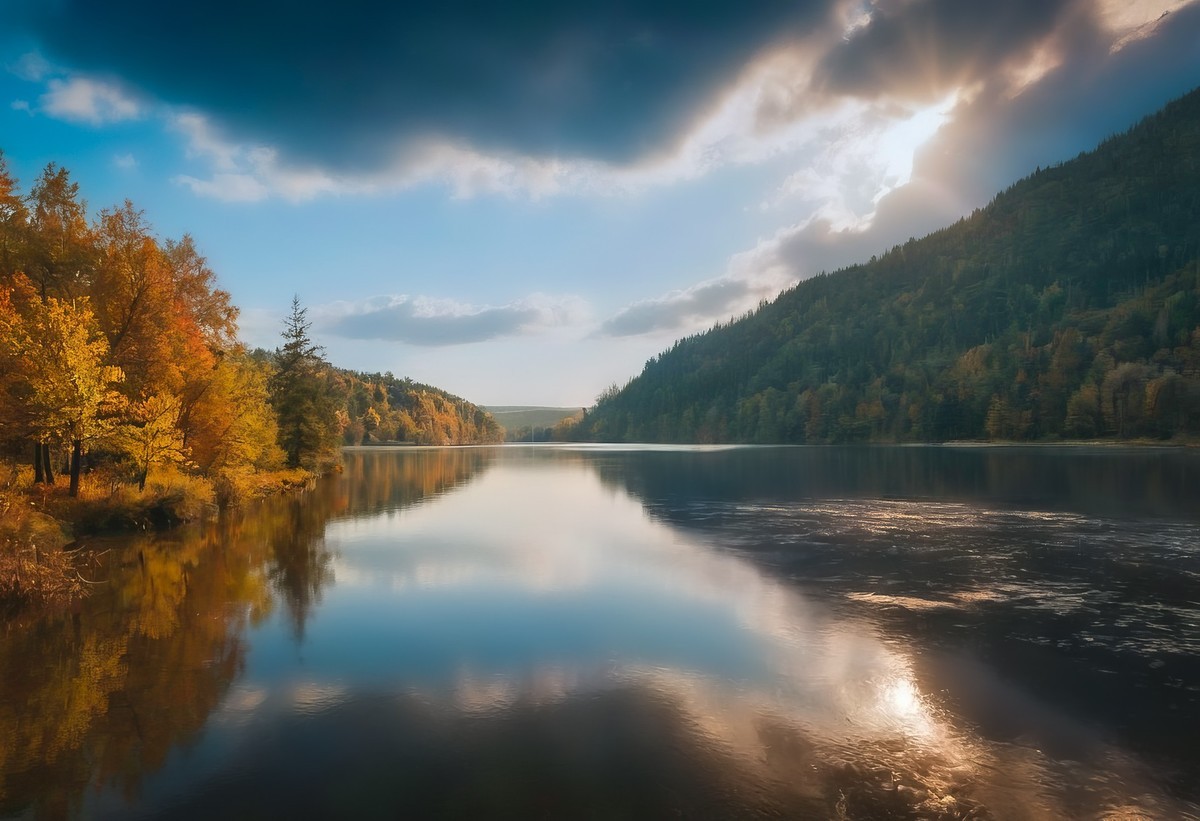 太阳与山影的湖面之舞