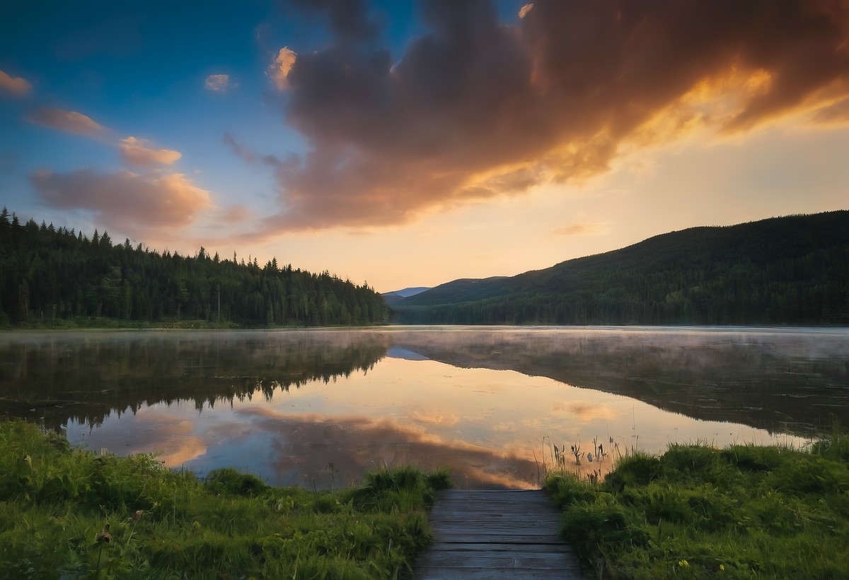 太阳与山影的湖面之舞