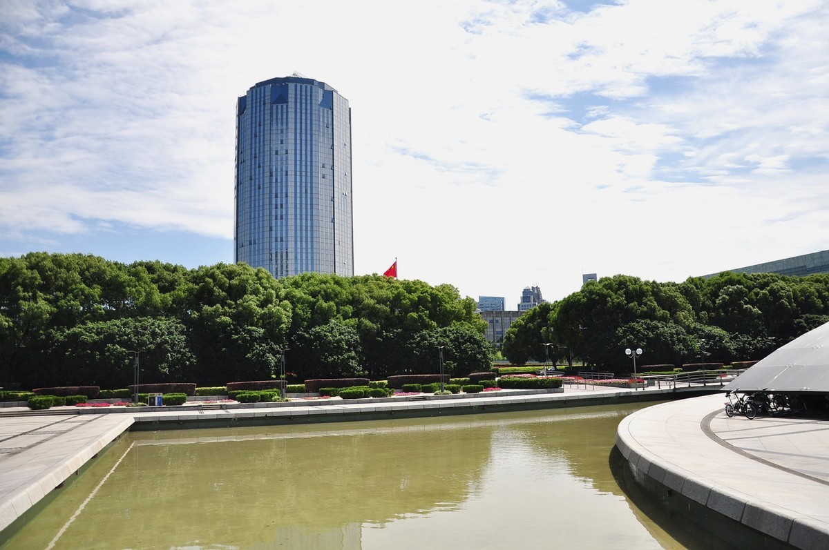 拿着相机继续扫街