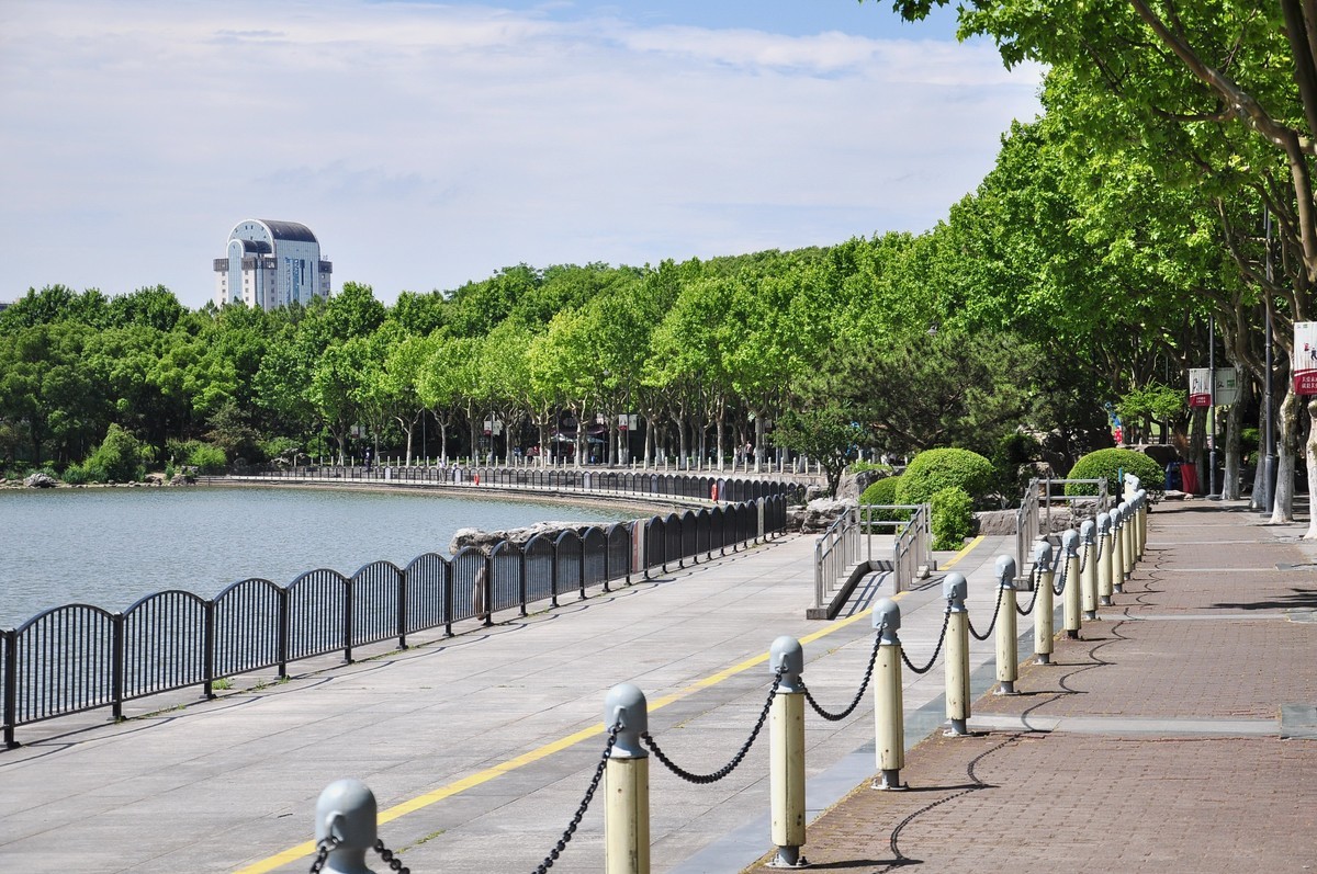 拿着相机继续扫街