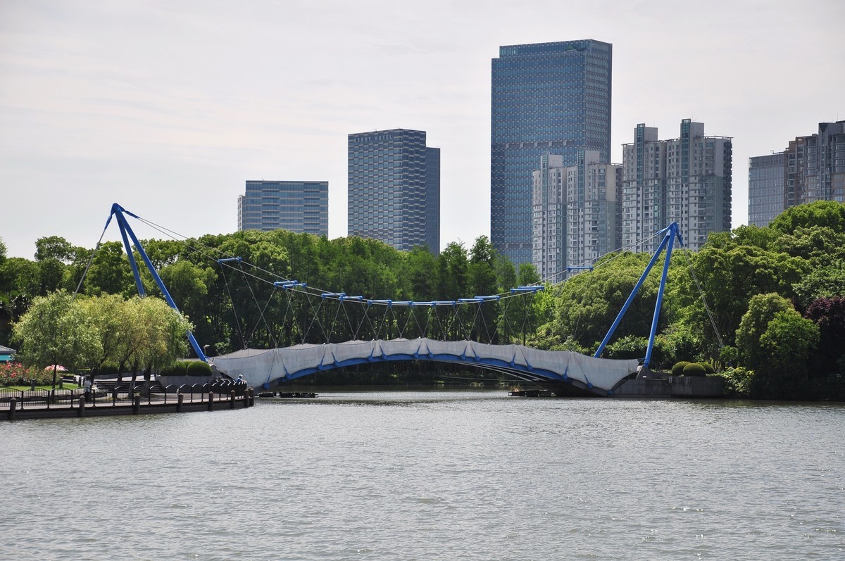 拿着相机继续扫街