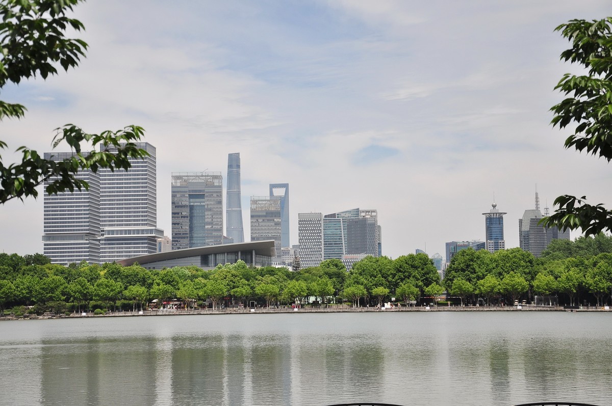 拿着相机继续扫街